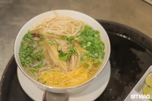 The Famous Ba Am Bun Thang That Impressed a World-Renowned Billionaire - image 8