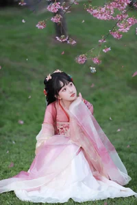 Ethereal Elegance: Xiao Wang Sui Bin Bin in New Collection - image 4
