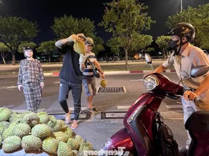 Ho Chi Minh City Residents Rush to Grab Discounted Durian Deals - image 7