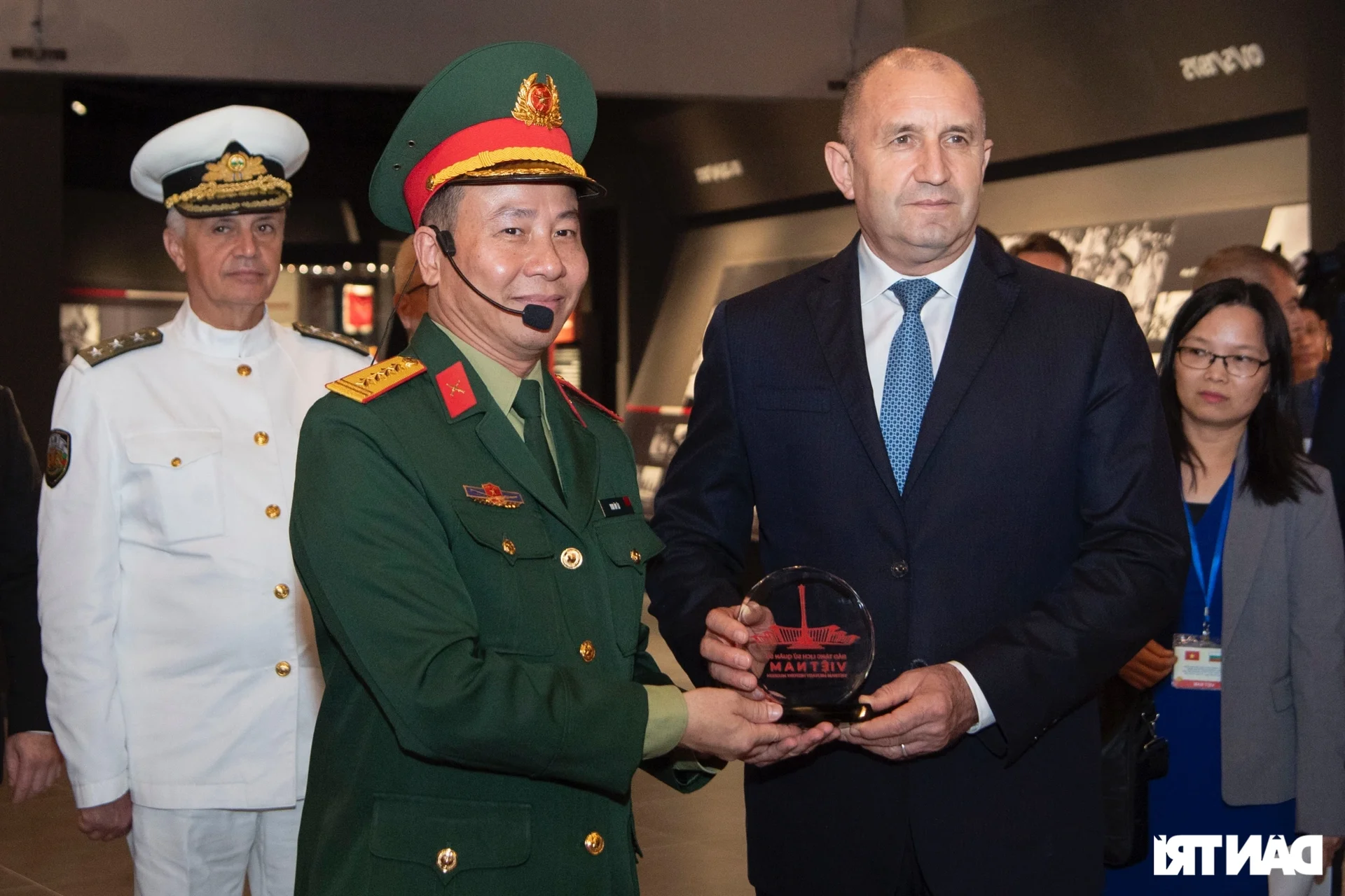 Bulgarian President Explores Vietnam Military History Museum