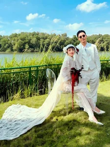 Inside the Luxurious Engagement of Fashion Influencer Co Em Trendy Khanh Linh - image 1