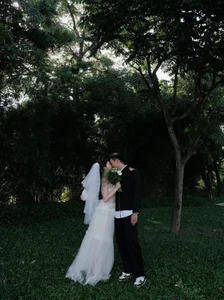 Footballer Thanh Chung Shares Romantic Moments with His Beautiful Wife - image 5