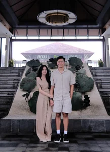 Footballer Thanh Chung Shares Romantic Moments with His Beautiful Wife - image 4