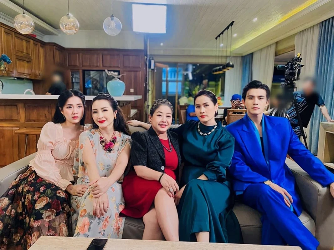 Timeless Elegance: Actress Khanh Huyen’s Radiant Beauty and Career at Age 53