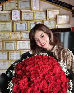 Vietnamese Celebrities Share Heartwarming Family News and Global Travel Adventures - image 6