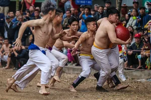 Discover the Traditional Ball Wrestling Festival of Thuy Linh Village in Hanoi: A Display of Strength and Heritage - image 12