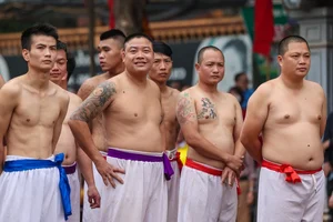 Discover the Traditional Ball Wrestling Festival of Thuy Linh Village in Hanoi: A Display of Strength and Heritage - image 2