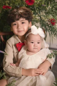 A Hau Tu Anh and Her Daughter Share Sweet Moments in Matching Outfits - image 9