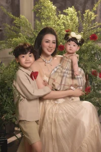 A Hau Tu Anh and Her Daughter Share Sweet Moments in Matching Outfits - image 6