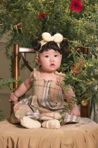 A Hau Tu Anh and Her Daughter Share Sweet Moments in Matching Outfits - image 0