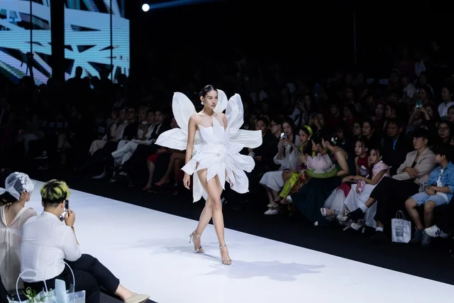 Supermodel Thanh Hang Dazzles in Avant-Garde Ivan Tran Fashion Collection