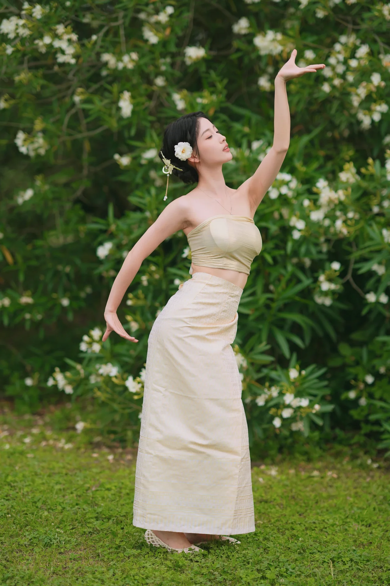 Traditional Grace: Mianmian as a Dai Ethnic Girl in YITUYU Art Language