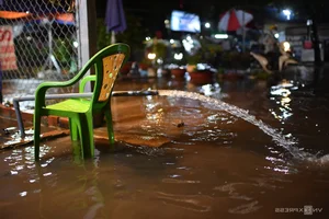 Ho Chi Minh City Residents Face Disruptions During High Tide Season - image 0