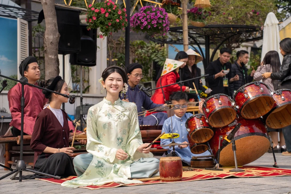 International Tourists Experience Authentic Vietnamese Lunar New Year at Home Hanoi Xuan 2025 Festival