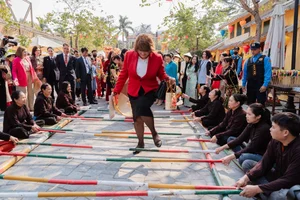 International Tourists Experience Authentic Vietnamese Lunar New Year at Home Hanoi Xuan 2025 Festival - image 0