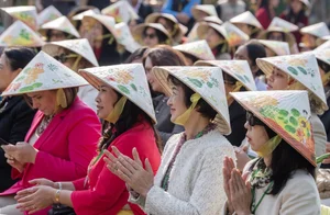 International Tourists Experience Authentic Vietnamese Lunar New Year at Home Hanoi Xuan 2025 Festival - image 4