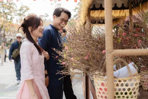 International Tourists Experience Authentic Vietnamese Lunar New Year at Home Hanoi Xuan 2025 Festival - image 5