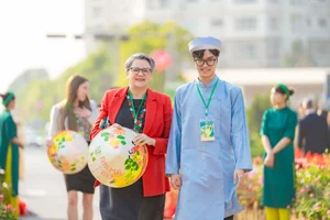International Tourists Experience Authentic Vietnamese Lunar New Year at Home Hanoi Xuan 2025 Festival - image 10