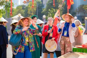 International Tourists Experience Authentic Vietnamese Lunar New Year at Home Hanoi Xuan 2025 Festival - image 2