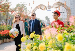 International Tourists Experience Authentic Vietnamese Lunar New Year at Home Hanoi Xuan 2025 Festival - image 7