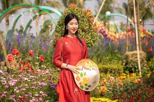International Tourists Experience Authentic Vietnamese Lunar New Year at Home Hanoi Xuan 2025 Festival - image 1