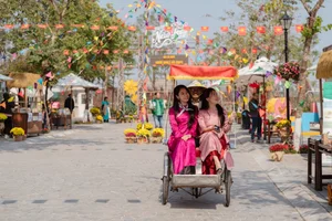 International Tourists Experience Authentic Vietnamese Lunar New Year at Home Hanoi Xuan 2025 Festival - image 11