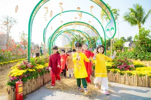 International Tourists Experience Authentic Vietnamese Lunar New Year at Home Hanoi Xuan 2025 Festival - image 9