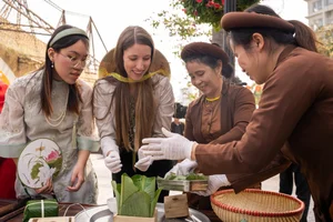 International Tourists Experience Authentic Vietnamese Lunar New Year at Home Hanoi Xuan 2025 Festival - image 3