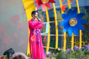 International Tourists Experience Authentic Vietnamese Lunar New Year at Home Hanoi Xuan 2025 Festival - image 6
