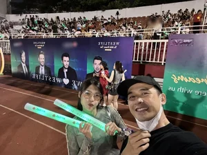 Van Trang and Her Husband Enthusiastically 'Fan-Girl' at the Westlife Concert - image 1