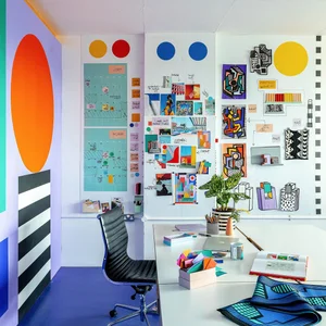 How a Creative Artist Transformed a Plain Room into a Colorful Studio - image 1