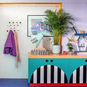 How a Creative Artist Transformed a Plain Room into a Colorful Studio - image 6