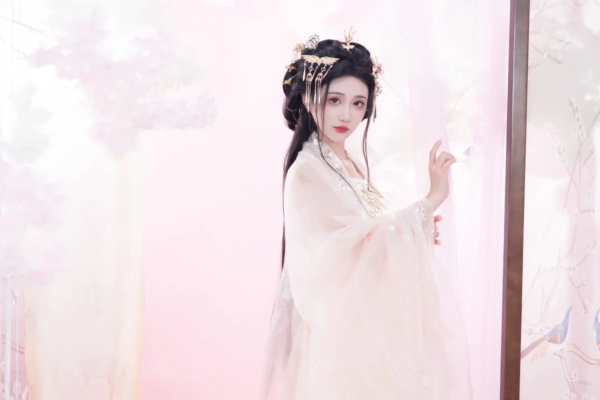 YiTuYu Art Language Vol.5561: Featuring Qi Luo Sheng De Xiao Su Su Artistic Photography