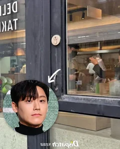 Dispatch Captures 'The Glory' Couple Lee Do Hyun and Lim Ji Yeon on a Date - image 1