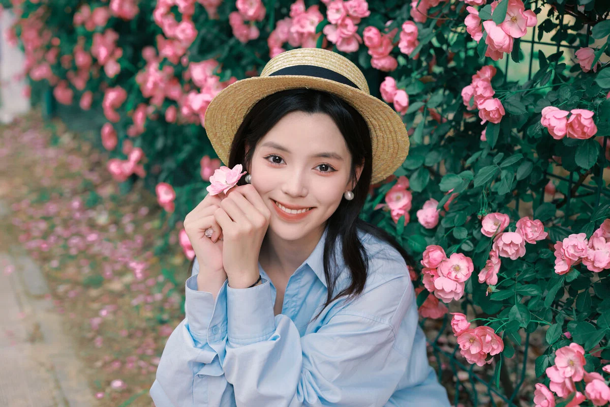 YiTuYu Art Language Vol.7055 Featuring Xiao Meng: Elegant Portrait Photography Collection