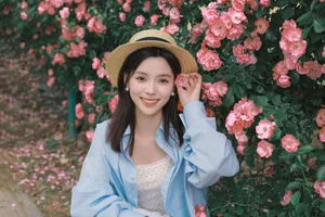 YiTuYu Art Language Vol.7055 Featuring Xiao Meng: Elegant Portrait Photography Collection - image 12