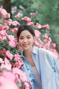 YiTuYu Art Language Vol.7055 Featuring Xiao Meng: Elegant Portrait Photography Collection - image 1