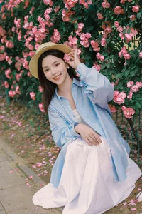 YiTuYu Art Language Vol.7055 Featuring Xiao Meng: Elegant Portrait Photography Collection - image 2