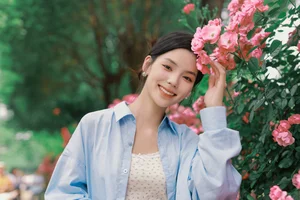 YiTuYu Art Language Vol.7055 Featuring Xiao Meng: Elegant Portrait Photography Collection - image 15