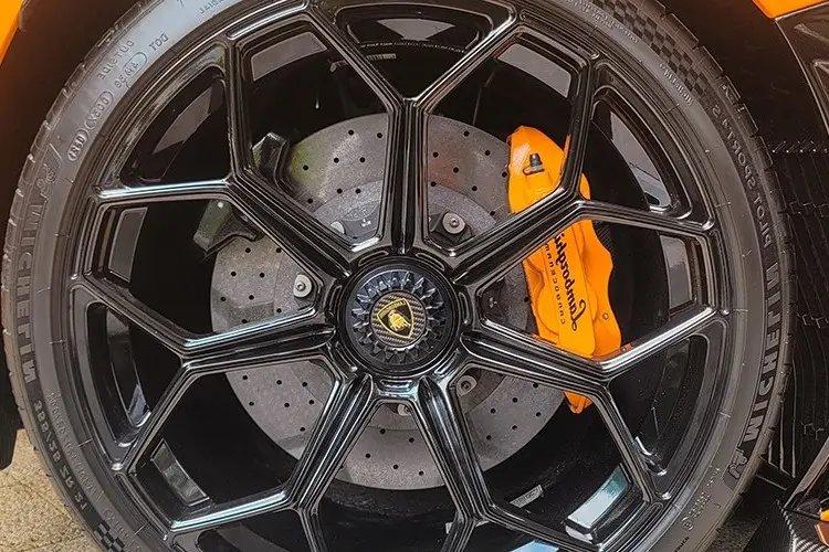 Lamborghini Aventador SVJ in Phu Yen: Luxury Supercar Meets Unique Street Cuisine