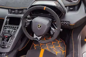 Lamborghini Aventador SVJ in Phu Yen: Luxury Supercar Meets Unique Street Cuisine - image 6