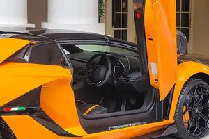 Lamborghini Aventador SVJ in Phu Yen: Luxury Supercar Meets Unique Street Cuisine - image 3