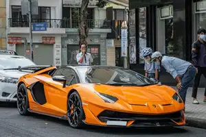 Lamborghini Aventador SVJ in Phu Yen: Luxury Supercar Meets Unique Street Cuisine - image 9