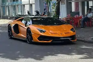 Lamborghini Aventador SVJ in Phu Yen: Luxury Supercar Meets Unique Street Cuisine - image 2
