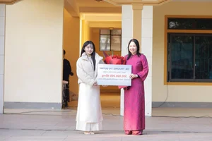 Mukbang Star from Nghe An Donates 300 Million VND Scholarship to Former School - image 3