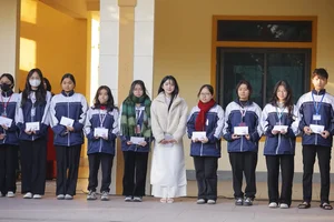 Mukbang Star from Nghe An Donates 300 Million VND Scholarship to Former School - image 6