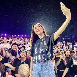 Entertainment Update: Mai Phuong Thuy’s Radiant Beauty and My Tam’s Heartfelt Fan Connection - image 4