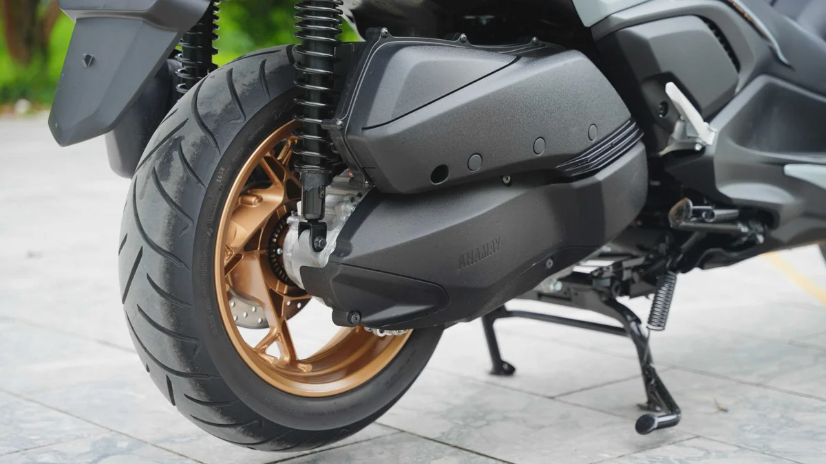Yamaha XMAX 300: The Ultimate All-Rounder for Commuting and Weekend Touring