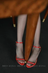 Professional Elegance: IESS Leg Model Lemon Skin Showcases Office Style and Hosiery Fashion - image 12