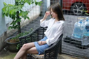 IESS Xiao Liu Fashion: Blue Heels and Gray Silk Stockings Aesthetic - image 16